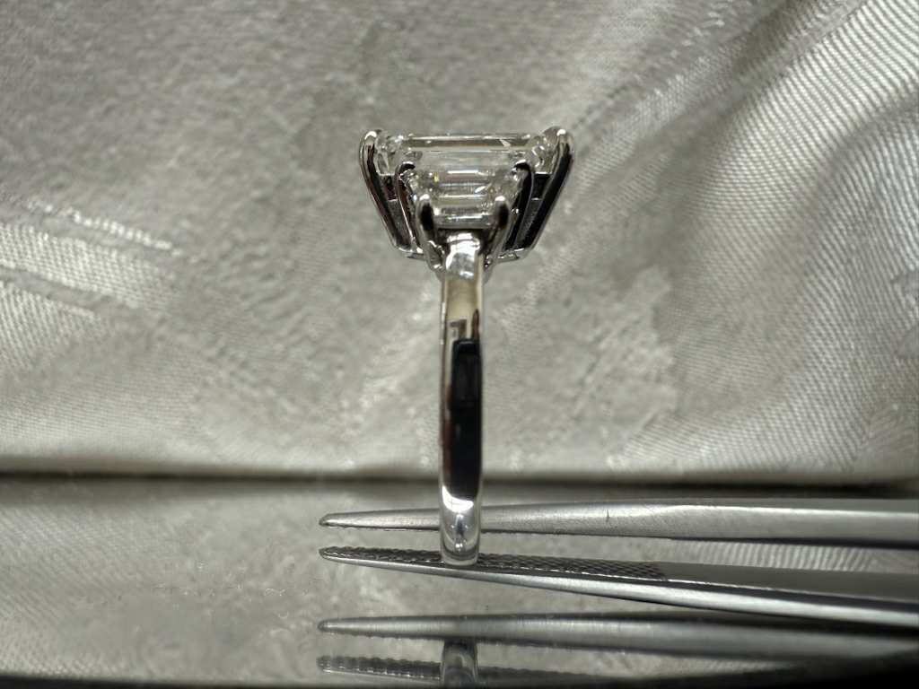 Emerald 3 Stone Ring: 4.92 F VS1 14kw