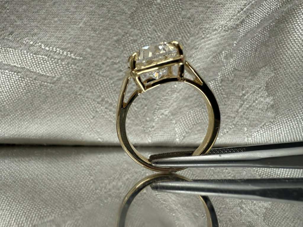 Antique Cushion: 4.85 E VVS2 14ky