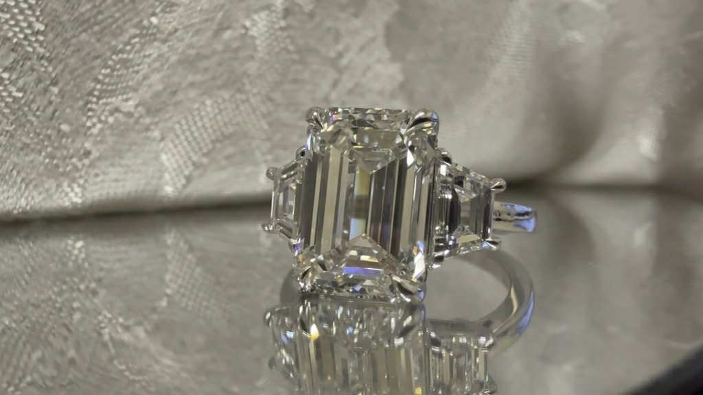 Emerald 3 Stone Ring: 4.92 F VS1 14kw