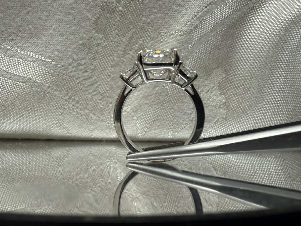 Emerald 3 Stone Ring: 4.92 F VS1 14kw