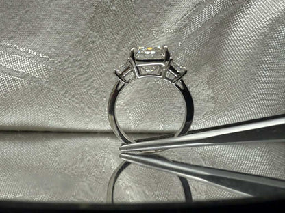 Emerald 3 Stone Ring: 4.92 F VS1 14kw